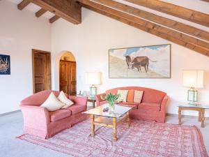 Sala de estar con 2 sofás y mesa en Apartment Chesa La Sajetta by Interhome en Surlej