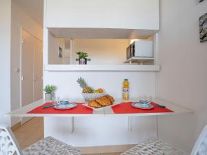 une table avec deux assiettes de nourriture dans l'établissement Apartment Les Trois Mâts-4 by Interhome, à Canet