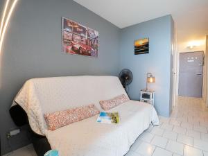 カネ・アン・ルシヨンにあるApartment Les Terrasses du Levant-5 by Interhomeのベッドルーム1室(白いベッド1台、本付)