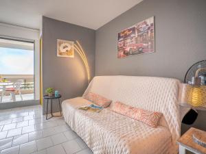 ein Wohnzimmer mit einem Sofa und einem Tisch in der Unterkunft Apartment Les Terrasses du Levant-5 by Interhome in Canet-en-Roussillon