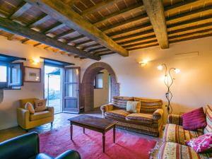un soggiorno con divani e tavolo di Holiday Home Bramasole by Interhome a Cortona