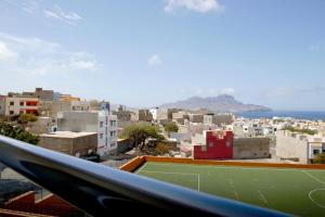 una pista de tenis en la cima de una ciudad en Duarte Apartments - Vista, en Mindelo