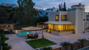 eine Villa mit Swimmingpool und ein Haus in der Unterkunft Maria's Luxurious Villa in Koskinou in Koskinou