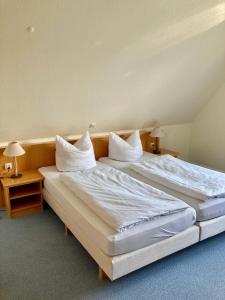 Postel nebo postele na pokoji v ubytování Gästehaus Kölfhamm 2