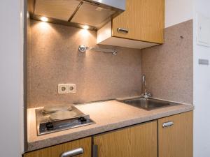 eine Küche mit einer Spüle und einer Arbeitsplatte in der Unterkunft Apartment B915 by Interhome in Lahnstein