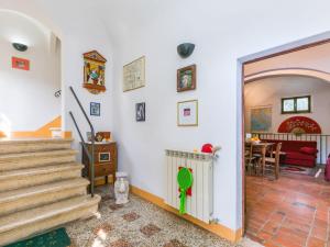 een kamer met een trap en een woonkamer bij Holiday Home Podere Casina by Interhome in Sinalunga