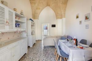 a dining room with a table and chairs in a room at Casa della Sabina by BarbarHouse in Maruggio