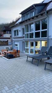 una casa y un patio con mesa y sillas en Haus an der Sieber Zimmer 4, en Herzberg am Harz