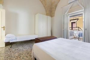 1 Schlafzimmer mit 2 Betten und einem Fenster in der Unterkunft Casa della Sabina by BarbarHouse in Maruggio