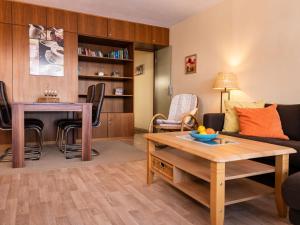 - un salon avec un canapé et une table dans l'établissement Apartment G 103 by Interhome, à Dittishausen