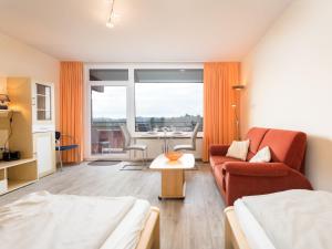 sala de estar con sofá y mesa en Apartment B806 by Interhome, en Lahnstein