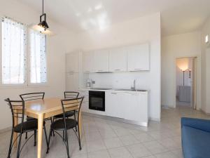Kuchyňa alebo kuchynka v ubytovaní Apartment Origano by Interhome + 17 fotografií