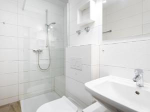 Baño blanco con aseo y lavamanos en Apartment B906 by Interhome, en Lahnstein