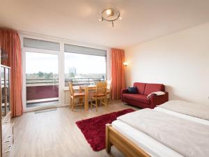1 dormitorio con 1 cama, 1 mesa y 1 silla en Apartment B906 by Interhome, en Lahnstein