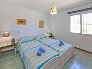 - une chambre avec 2 lits et des chaussons bleus dans l'établissement Villa Consuelo by Interhome, à Calp