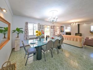 - une salle à manger et un salon avec une table et des chaises dans l'établissement Villa Consuelo by Interhome, à Calp