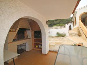 une cuisine avec une cheminée dans une maison dans l'établissement Villa Consuelo by Interhome, à Calp