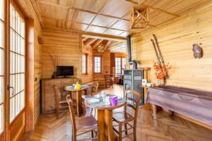 A television and/or entertainment centre at B&B Chalet Il Picchio