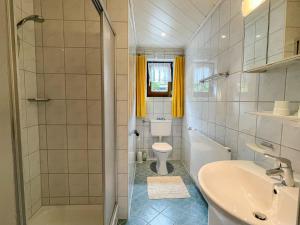 y baño con ducha, aseo y lavamanos. en Apartment App- Helga - FIB220 by Interhome, en Fieberbrunn