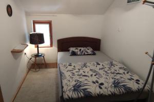 Postel nebo postele na pokoji v ubytování Family-friendly apartments with swimming pool Plaski, Velebit - 20466 + 9 fotografií