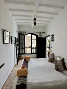 um quarto com uma cama grande num quarto em Riad Dar Awil em Essaouira