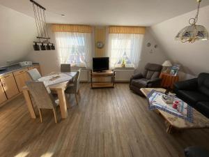 - un salon avec un canapé et une table dans l'établissement HUUS ANT DEEP OG, à Krummhörn