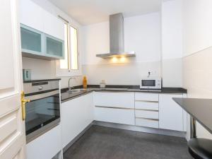 Kuchyň nebo kuchyňský kout v ubytování Apartment Eix-Dret-Roger de LLuria-Valencia by Interhome