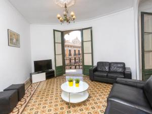 sala de estar con sofá y mesa en Apartment Eix-Dret-Roger de LLuria-Valencia by Interhome, en Barcelona