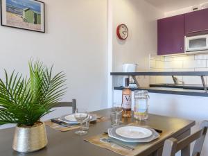 een tafel met borden en glazen en een plant erop bij Studio Feodorowka-1 by Interhome in Arcachon