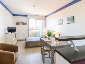 een woonkamer met een piano en een woonkamer bij Studio Feodorowka-1 by Interhome in Arcachon