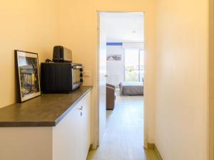 een kamer met een balie met een televisie en een keuken bij Studio Feodorowka-1 by Interhome in Arcachon