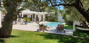a yard with a pool and a house at VAR ZENITUDE in Lorgues