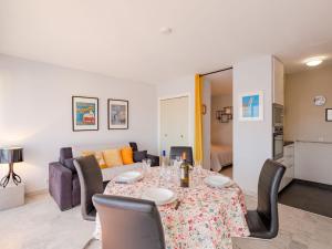 Posezení v ubytování Studio Résidence Azur-3 by Interhome + 19 fotografií