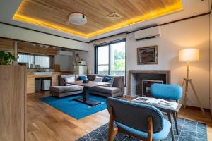 A seating area at Immaculate Private Family Cottage with Hot Spring