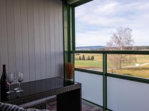 um quarto com uma mesa e uma janela com copos de vinho em Apartment B 77 by Interhome em Dittishausen