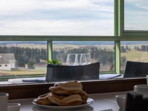 een bord eten op een tafel voor een raam bij Apartment Sonnenschein - B 110 by Interhome in Dittishausen