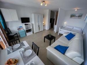 - un salon avec un canapé blanc et une table dans l'établissement Apartment B 110 by Interhome, à Dittishausen