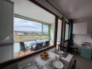 een badkamer met een groot raam en een tafel met stoelen bij Apartment Sonnenschein - B 110 by Interhome in Dittishausen