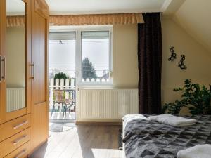 - une chambre avec un lit et une fenêtre dans l'établissement Apartment Gabor by Interhome, à Siófok