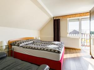 - 2 lits dans une chambre avec fenêtre dans l'établissement Apartment Gabor by Interhome, à Siófok