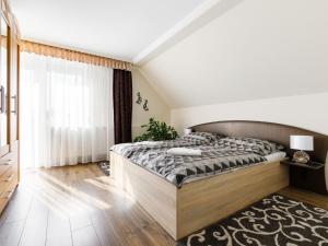 - une chambre avec un lit et une grande fenêtre dans l'établissement Apartment Gabor by Interhome, à Siófok