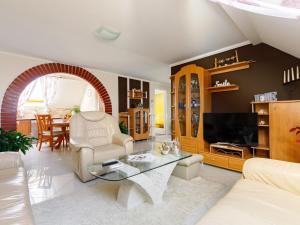Televízia a/alebo spoločenská miestnosť v ubytovaní Apartment Gabor by Interhome