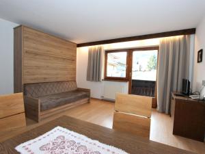 sala de estar con sofá y mesa en Apartment Römerhof-5 by Interhome en Fügen