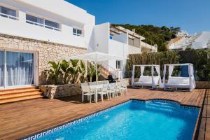 une villa avec une piscine et une maison dans l'établissement Villa Serretes, à Cala Vadella