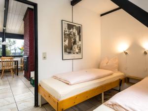 1 dormitorio con 1 cama en una habitación en Holiday Home Waldferienpark Gerolstein-6 by Interhome en Gerolstein