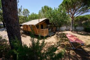 a small cabin with a tent in a yard at Glamping Frejus in Roquebrune-sur-Argens