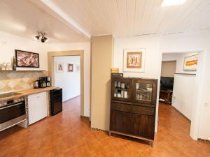 Duży pokój z kuchnią z blatem w obiekcie Holiday Home Jula by Interhome w mieście Ediger-Eller