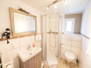 W łazience znajduje się prysznic, umywalka i toaleta. w obiekcie Holiday Home Jula by Interhome w mieście Ediger-Eller