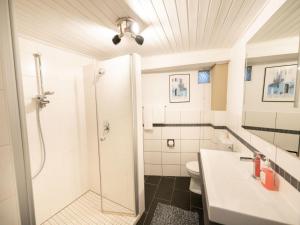 Koupelna v ubytování Holiday Home Jula by Interhome