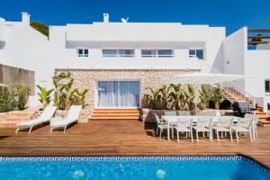 uma villa com uma piscina e uma casa em Villa Serretes em Cala Vadella